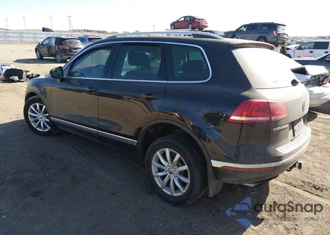 2016 Volkswagen Touareg Vr6 Executive z USA, uszkodzony, nr VIN WVGEF9BP4GD009561